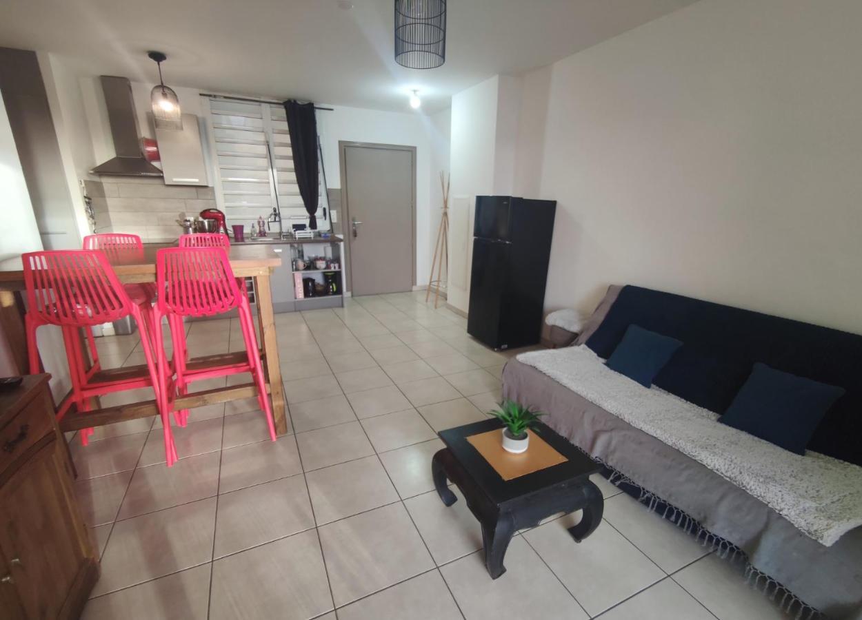 Location saisonnière meublée F2 St Leu face océan à 1 min plage Apartamento Saint-Leu Exterior foto